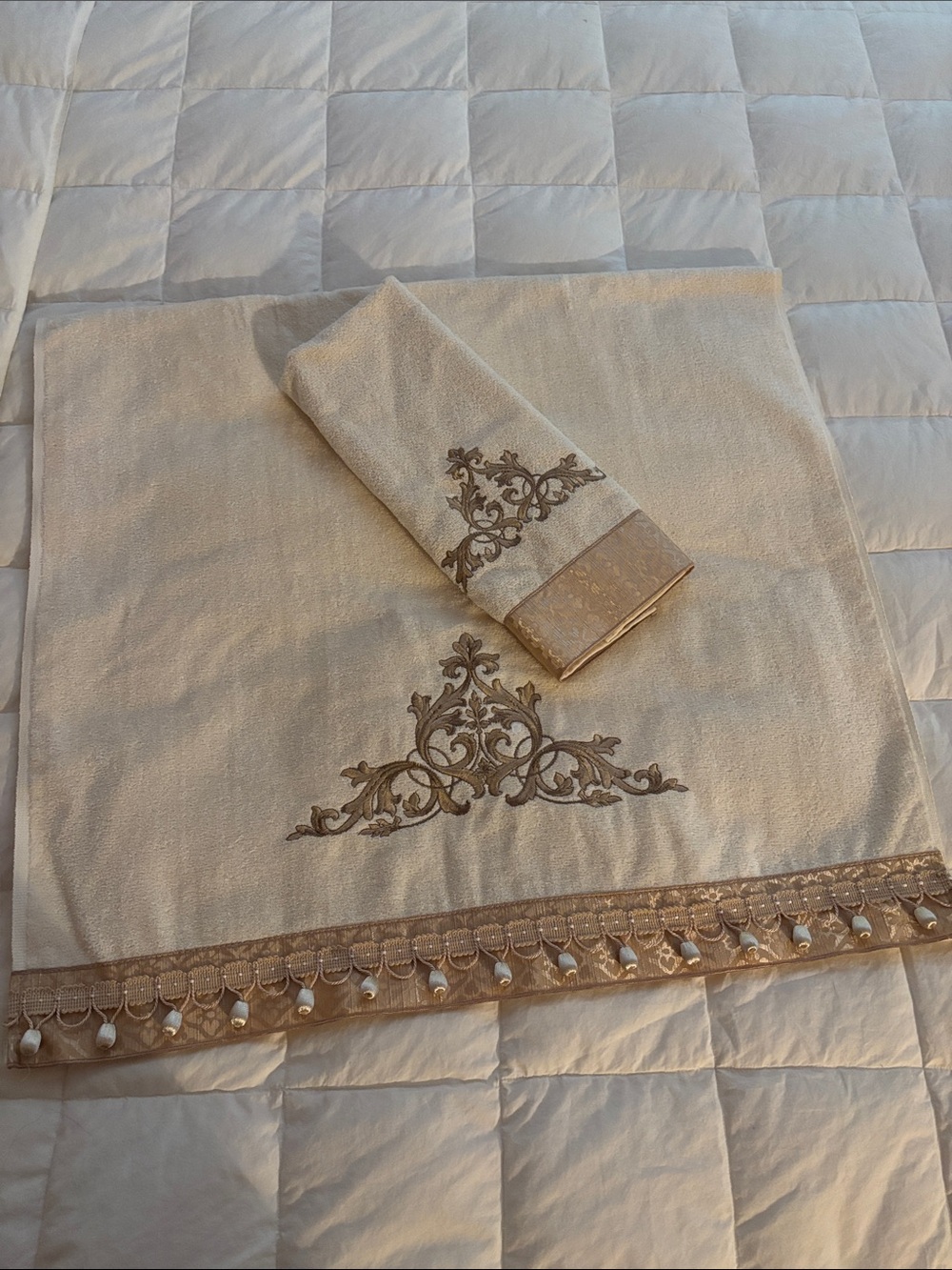 NEW Avanti Cream/Gold Bath Towel Set with Gold Embroidery - Picture 2 of 5